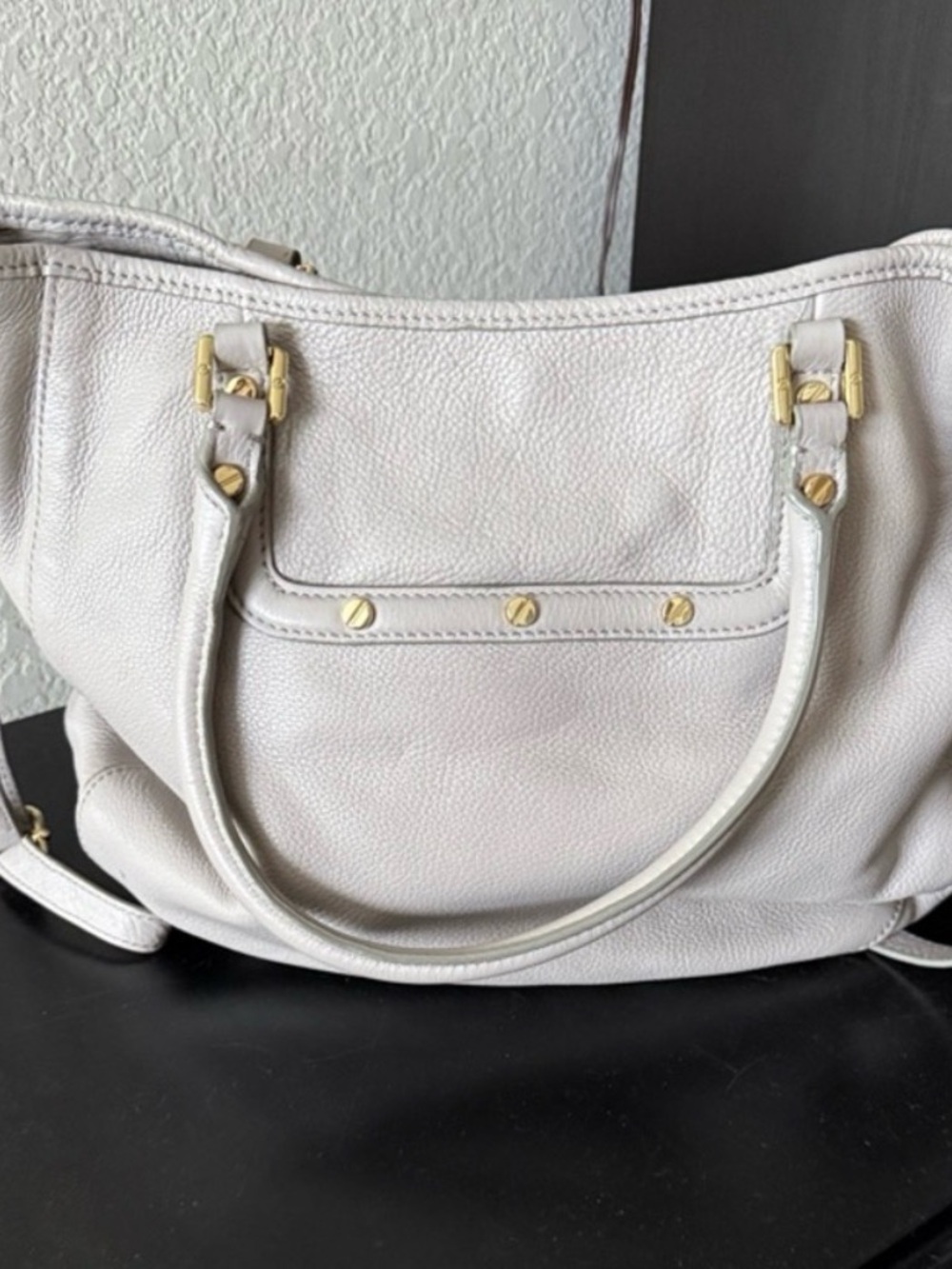 Tory Burch Pebbled Leather Shoulder Bag in Light Gray with Gold Logo - Picture 2 of 3